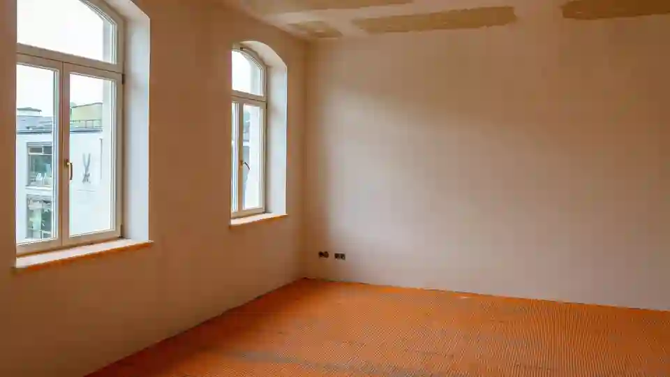 La natte en polyéthylène Schlüter-DITRA 25 est collée au sol dans un appartement
