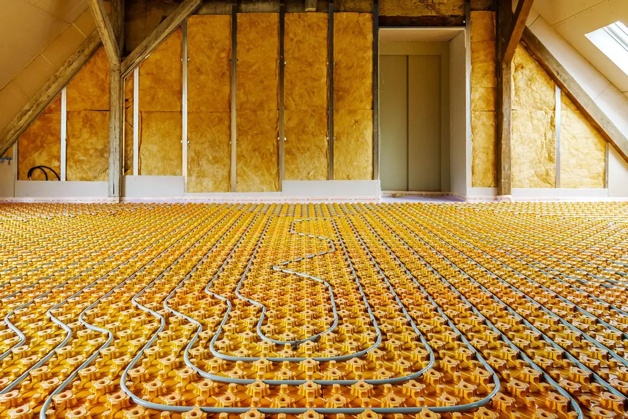 Pose de tubes de chauffage sur les dalles à plots BEKOTEC-THERM pour la rénovation du Palais de Steinberg à Meißen