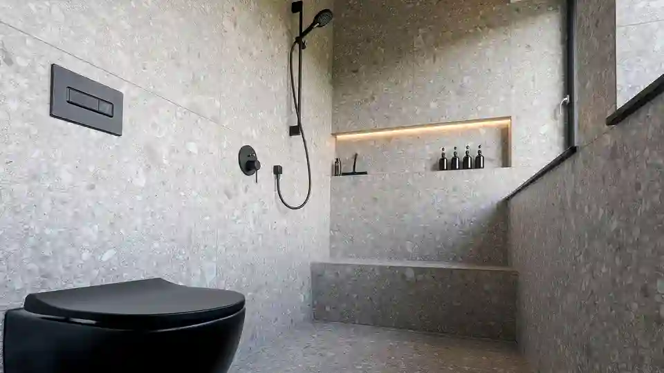Douche à l'italienne avec niche éclairée et sanitaires