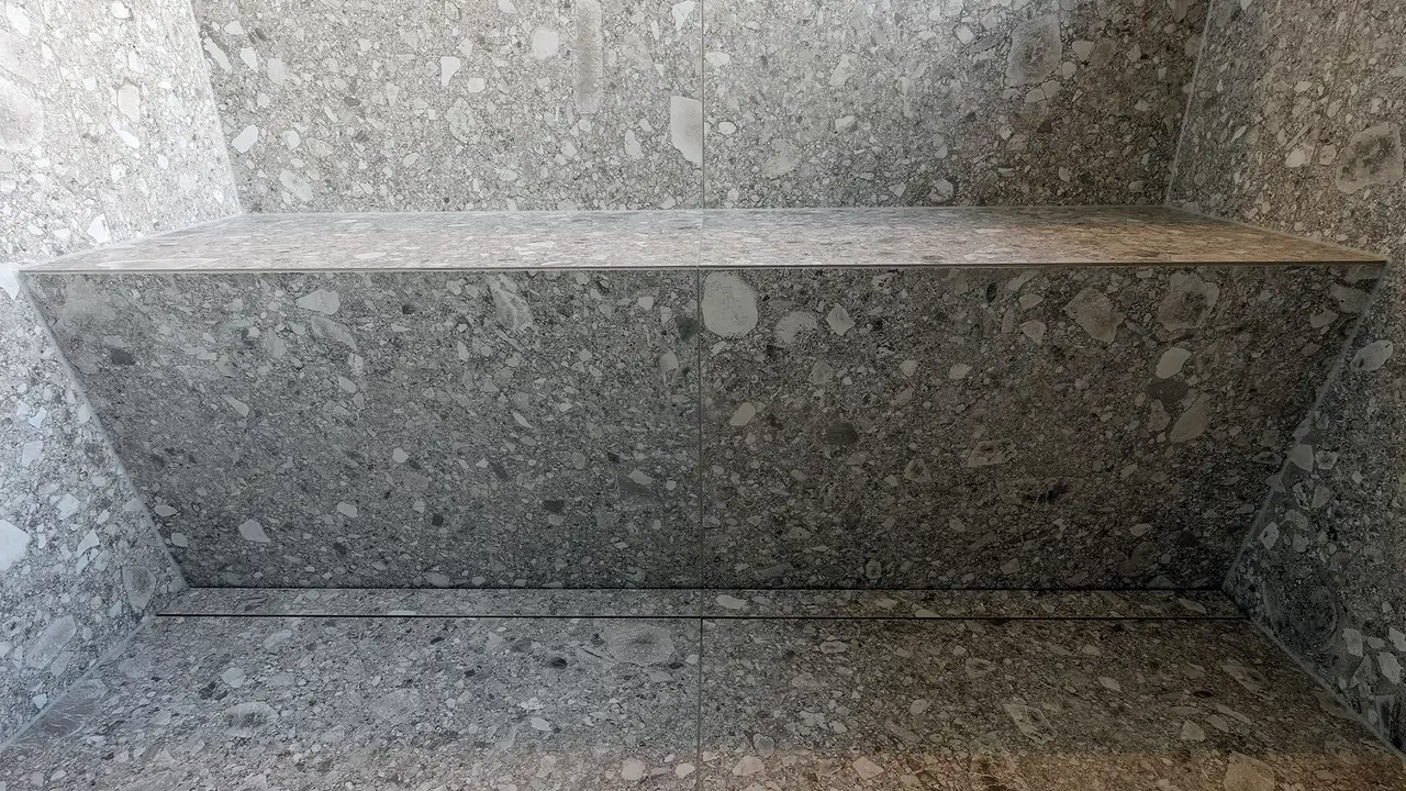 Vue détaillée du banc réalisé dans la douche à l'italienne