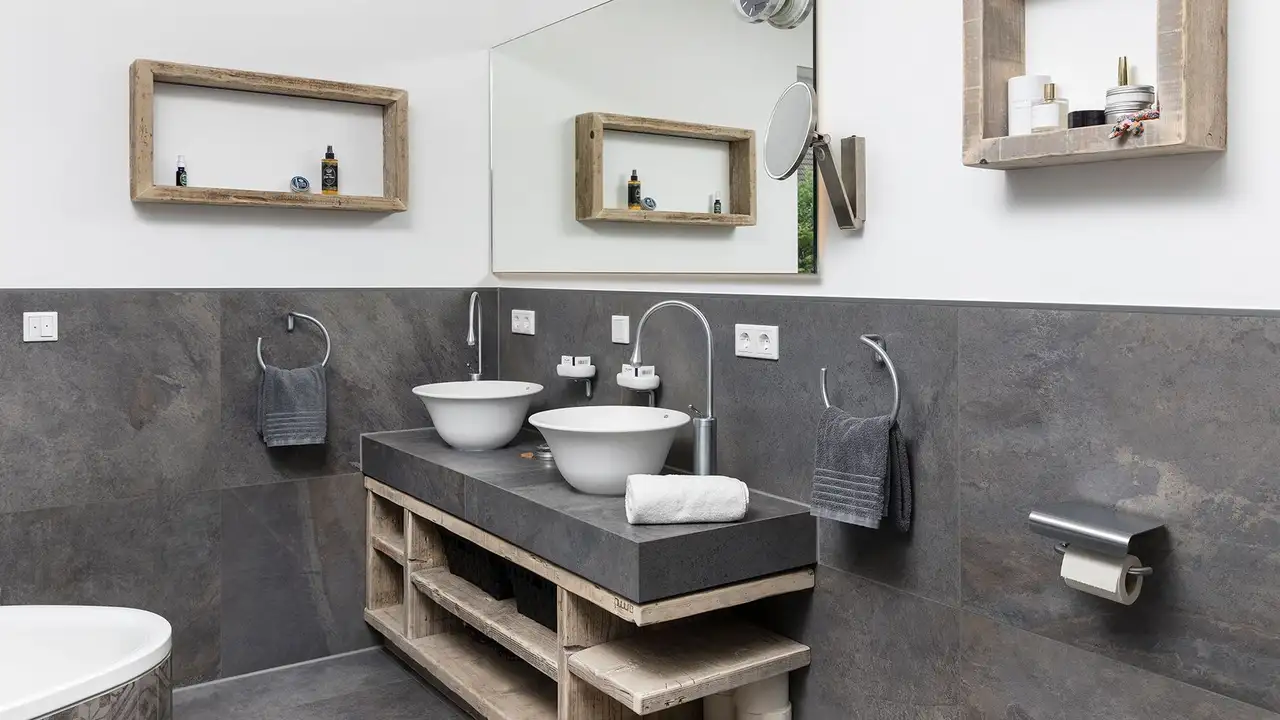 Photo d'une salle de bains avec plan vaque imposant surmonté d'un miroir