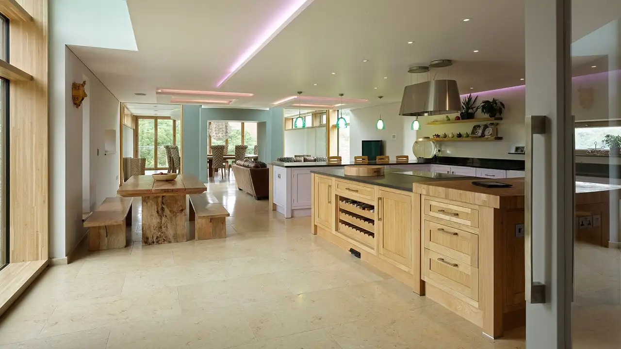 Photo de la cuisine moderne, d'inspiration bois, de cette maison de luxe à faible consommation d'énergie appelée projet « Moonstone ».