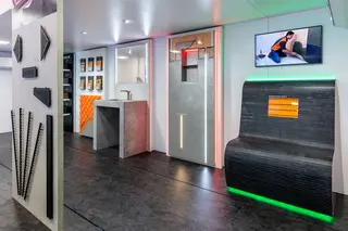 Vue int&eacute;rieure du camion WBOT avec diff&eacute;rents produits Schl&uuml;ter, tel que Schl&uuml;ter-SHELF.