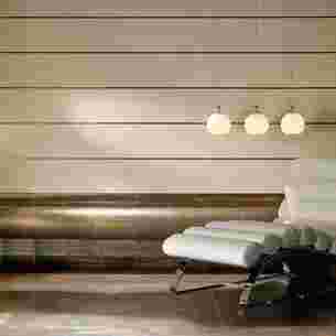 Espace bien-être avec banquette carrelée en aspect métal et chaise longue blanche