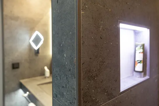 Salle de bains avec profilé QUADEC au mur en finition TRENDLINE et niche KERDI-BOARD-NLT.