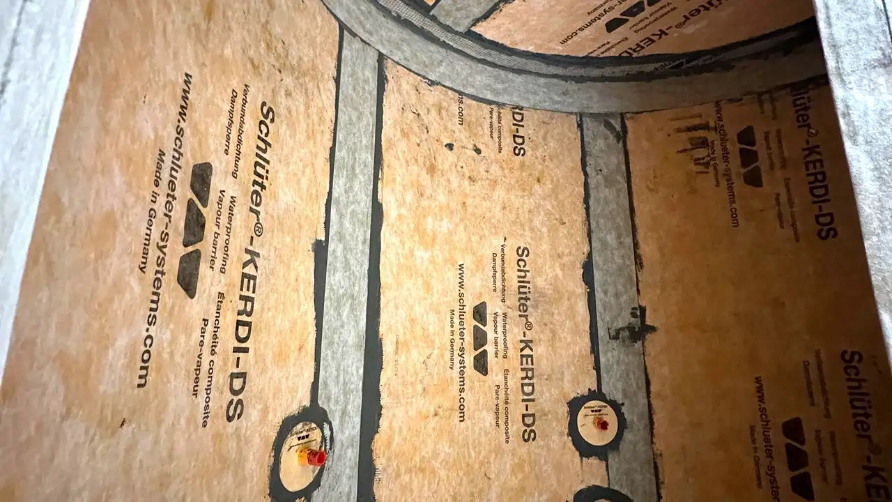 Untiled, round steam shower wall with Schlüter-KERDI-DS for vapour proofing