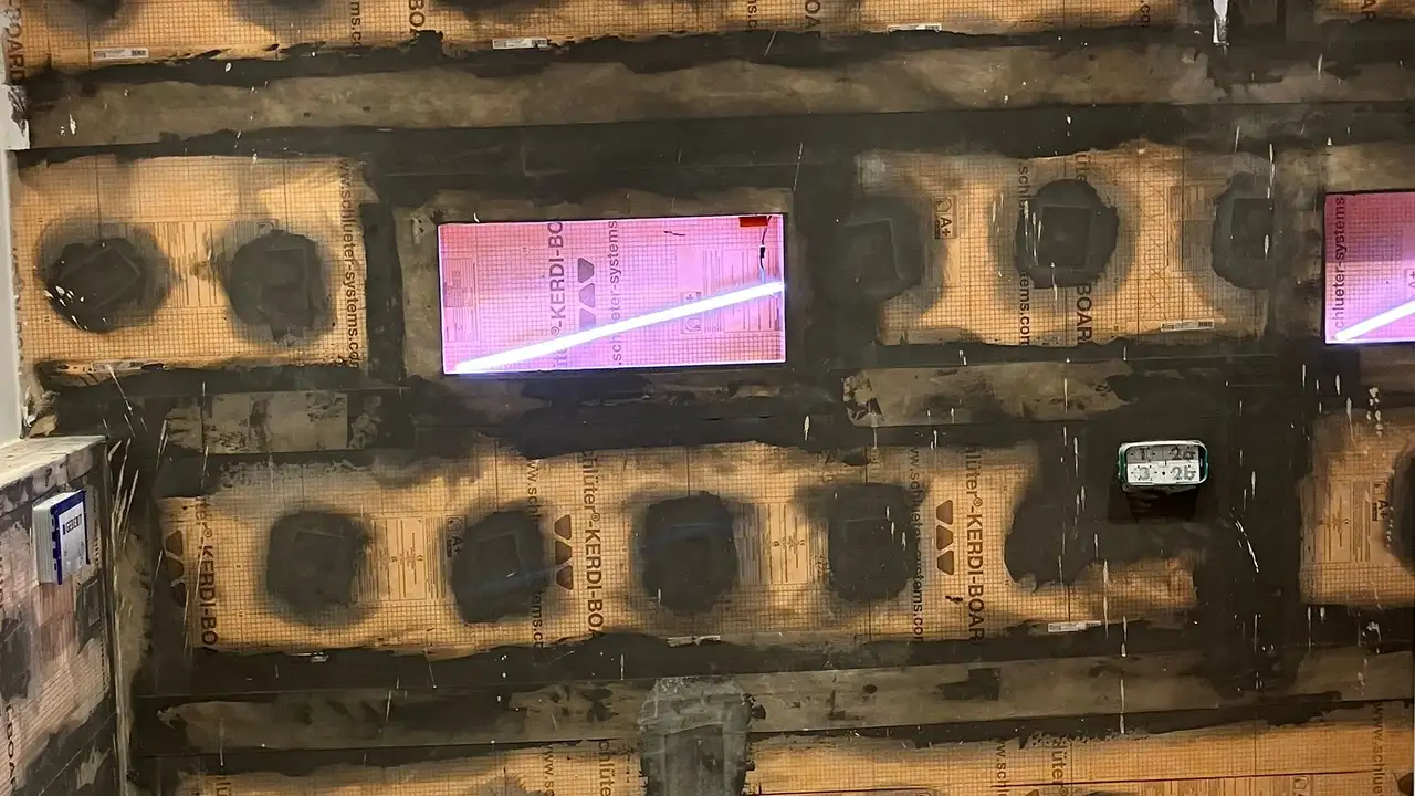 An illuminated niche with LIPROTEC LED profile in a bathroom wall under construction