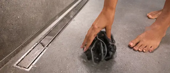 Floor-level shower with Schlüter-KERDI-LINE grate and frame combination in SOLID design polished stainless steel