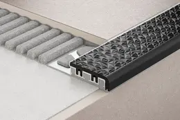 Cross-sectional view of the installation of Schl&uuml;ter-TREP-V on a stair edge