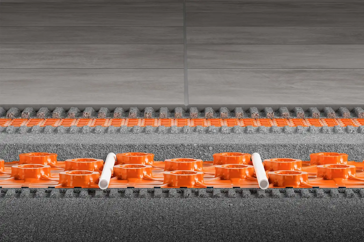 Layered construction of the Schlüter-BEKOTEC-EN-FK studded screed panel with stone grey ceramic covering