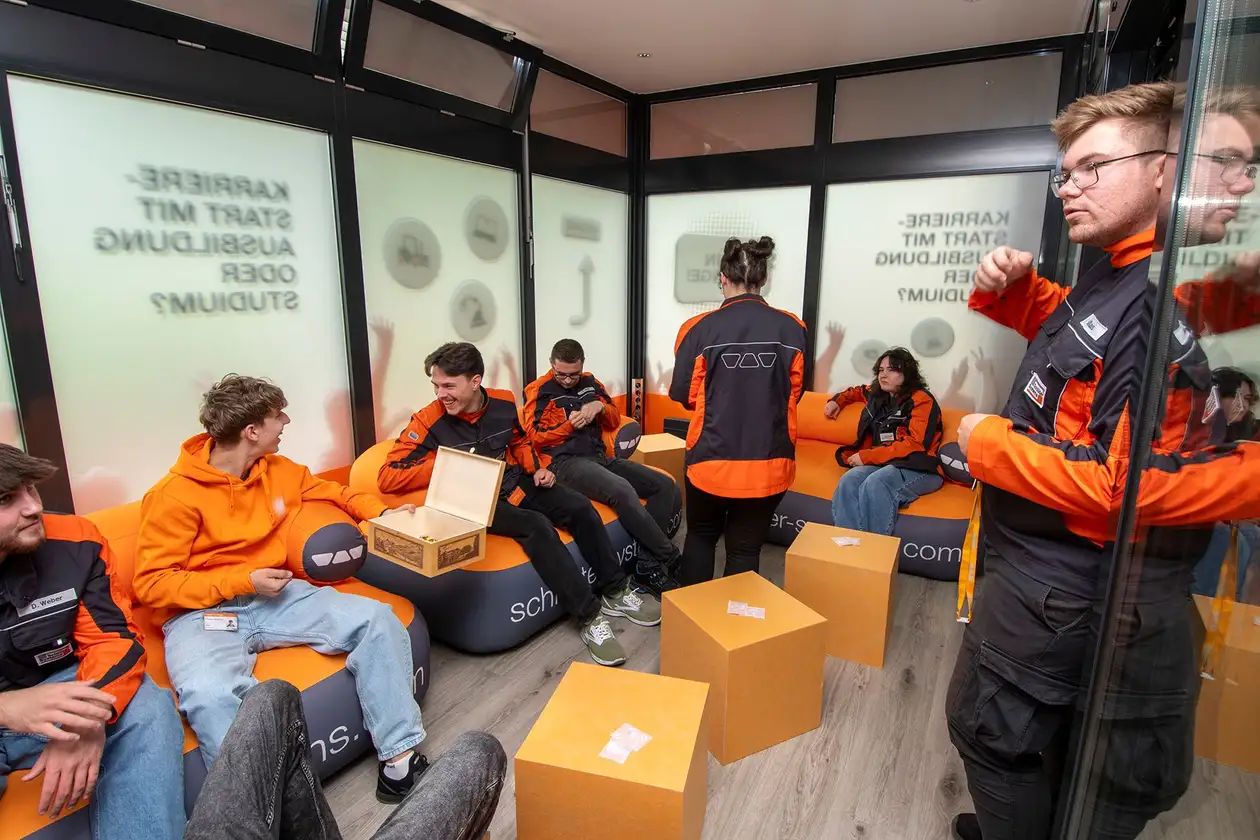 Kilátás az AzubiBox társalgóra, ahol gyakornokok tartózkodnak