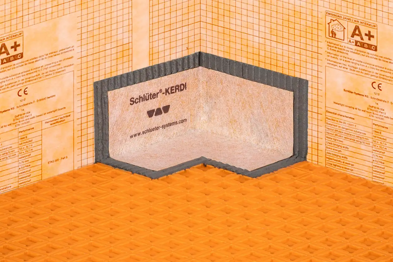 Egy mesterember Schlüter-KERDI-COLL kétkomponensű kenhető vízszigetelést hord fel.