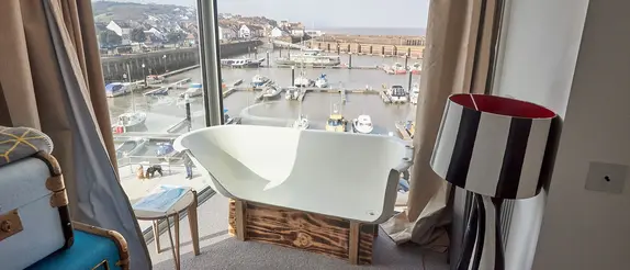 Kilátás az angliai „East Quay Pods” szállás egyik szobájából a kikötőre.