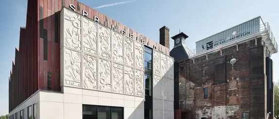 A Wolverhamptonban található „School of Architecture and Built Environment” egyetemi kampusz külső nézete.