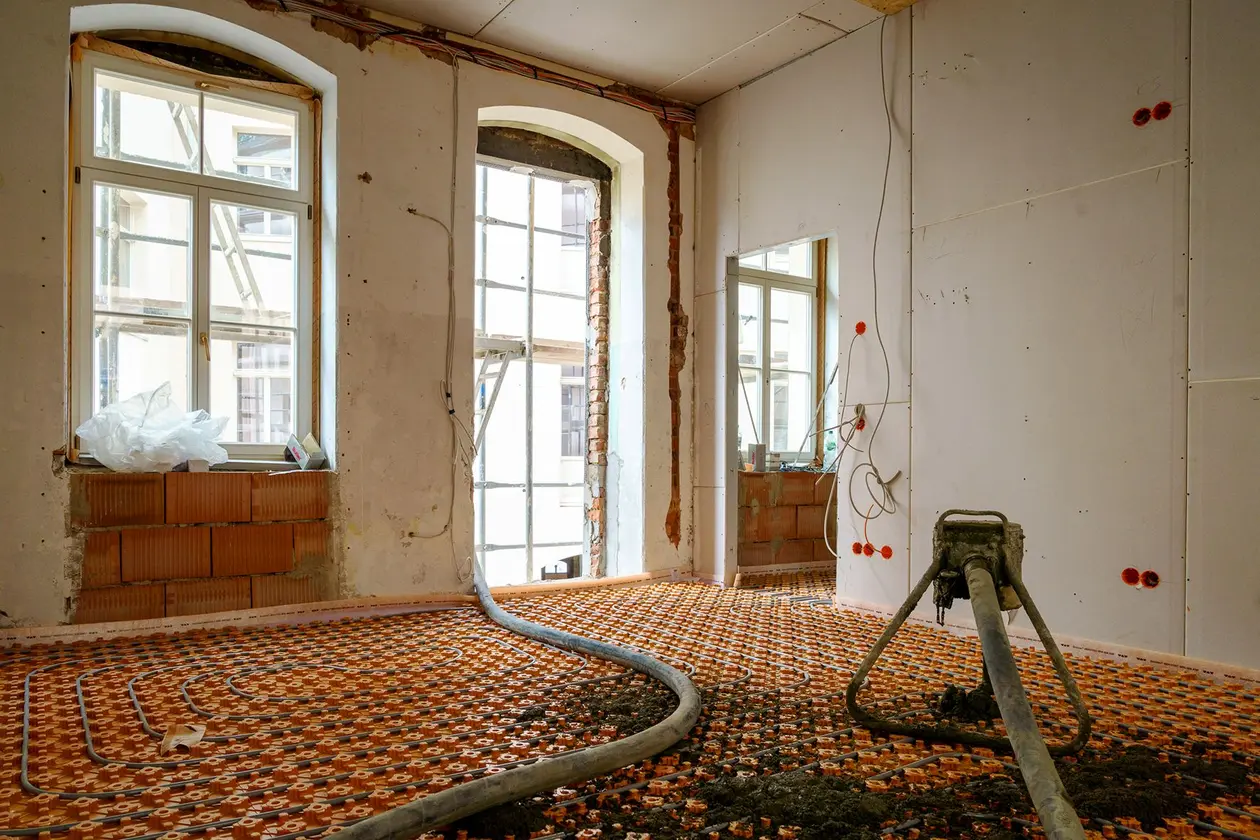 A régi épület felújítandó helyiségében BEKOTEC-THERM padlófűtési rendszer van lerakva, melyre nagyon vékony esztrichréteget öntenek