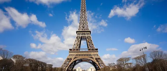 Vista esterna della Torre Eiffel sullo sfondo di un cielo azzurro