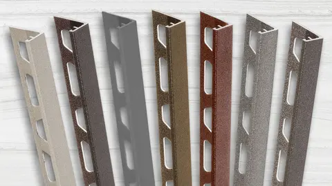 Primo piano del profilo di chiusura Schlüter-SCHIENE con finitura a rilievo TRENDLINE in sette colori diversi