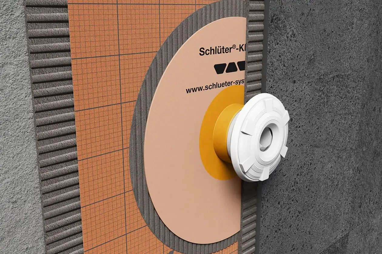 Dettaglio di un esempio di realizzazione di elementi impermeabilizzanti Schlüter-KERDI nella zona critica di una piscina