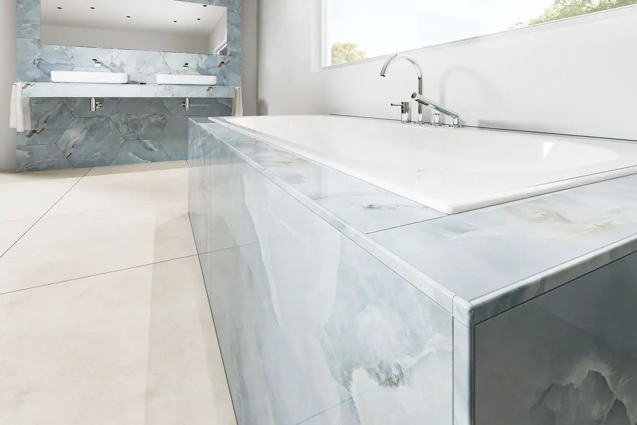 Bagno luminoso con vasca in primo piano e utilizzo della stampa MyDesign.