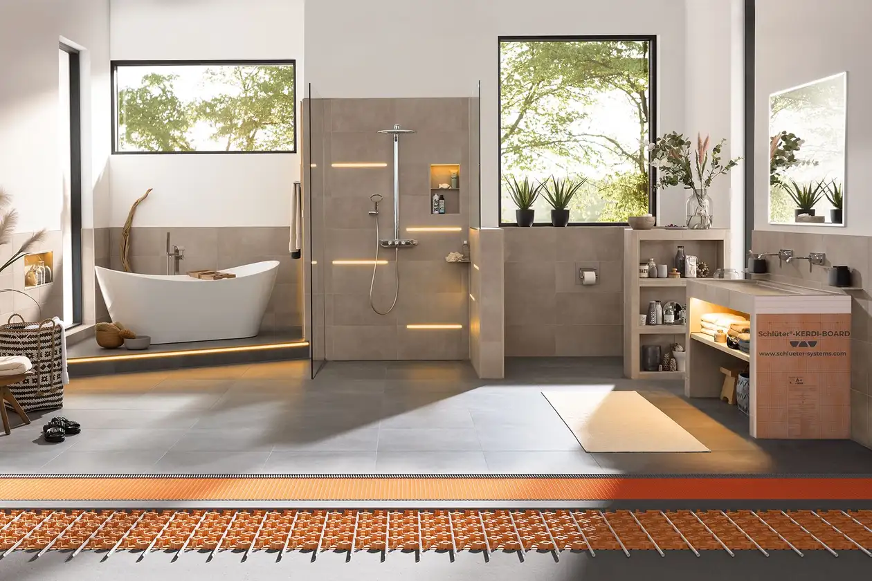 Una spaziosa sala da bagno moderna dotata di un sistema di riscaldamento a pavimento di Schlüter-Systems che non ha bisogno di radiatori alle pareti.