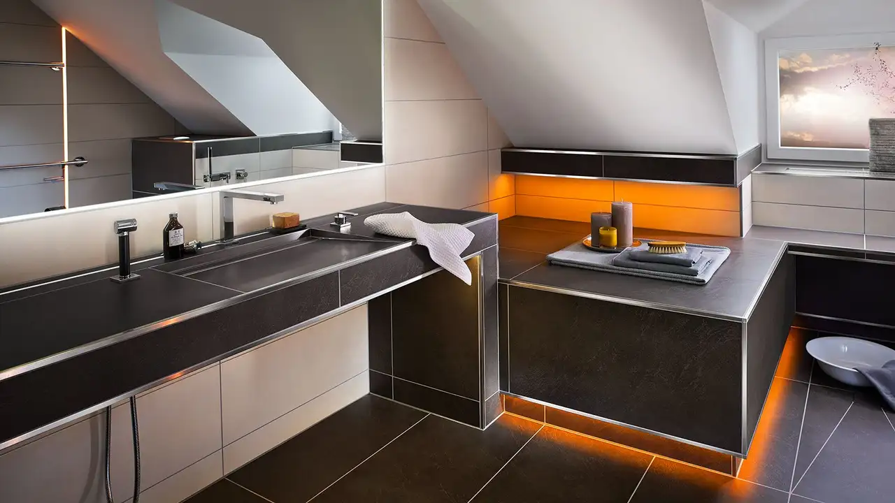 Foto di un bagno con DITRA-HEAT-E come riscaldamento a pavimento e a parete per un calore accogliente.