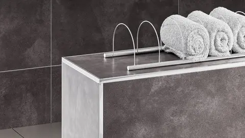 Parete di separazione a mezza altezza piastrellata in un bagno con profili di chiusura