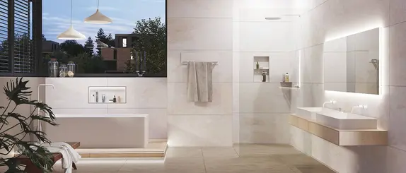 Bagno luminoso con vasca da bagno indipendente, doccia a filo pavimento e numerosi prodotti Schlüter.