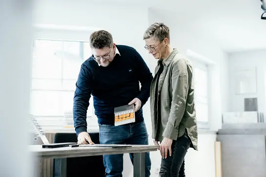 Rivenditore di prodotti Schlüter-Systems seduto davanti a un computer.