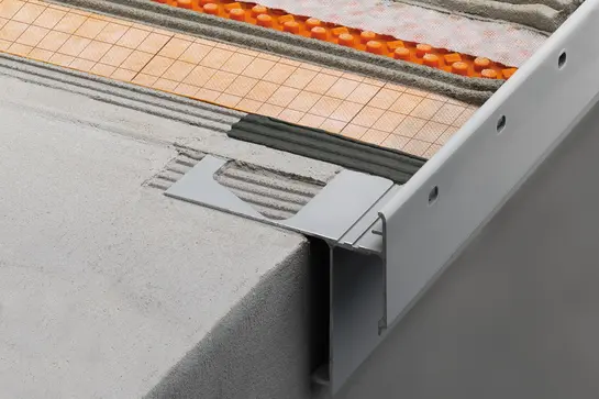 Vista dettagliata del profilo perimetrale del balcone con gocciolatoio Schlüter-BARA-RAKE.