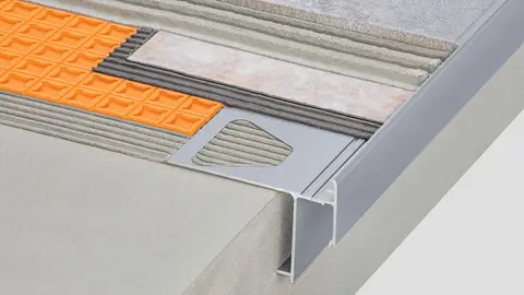 Struttura di un balcone in sezione con profilo di chiusura Schlüter-BARA-RAK-EG che funge da bordo