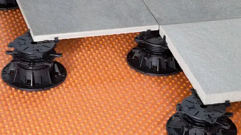 Lastre su supporti sostenute da un sistema di drenaggio per pavimentazioni TROBA-PLUS-G con rete a maglie