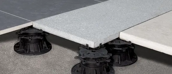 Esempio della struttura per la posa galleggiante di lastre ceramiche su supporti TROBA-LEVEL regolabili in altezza