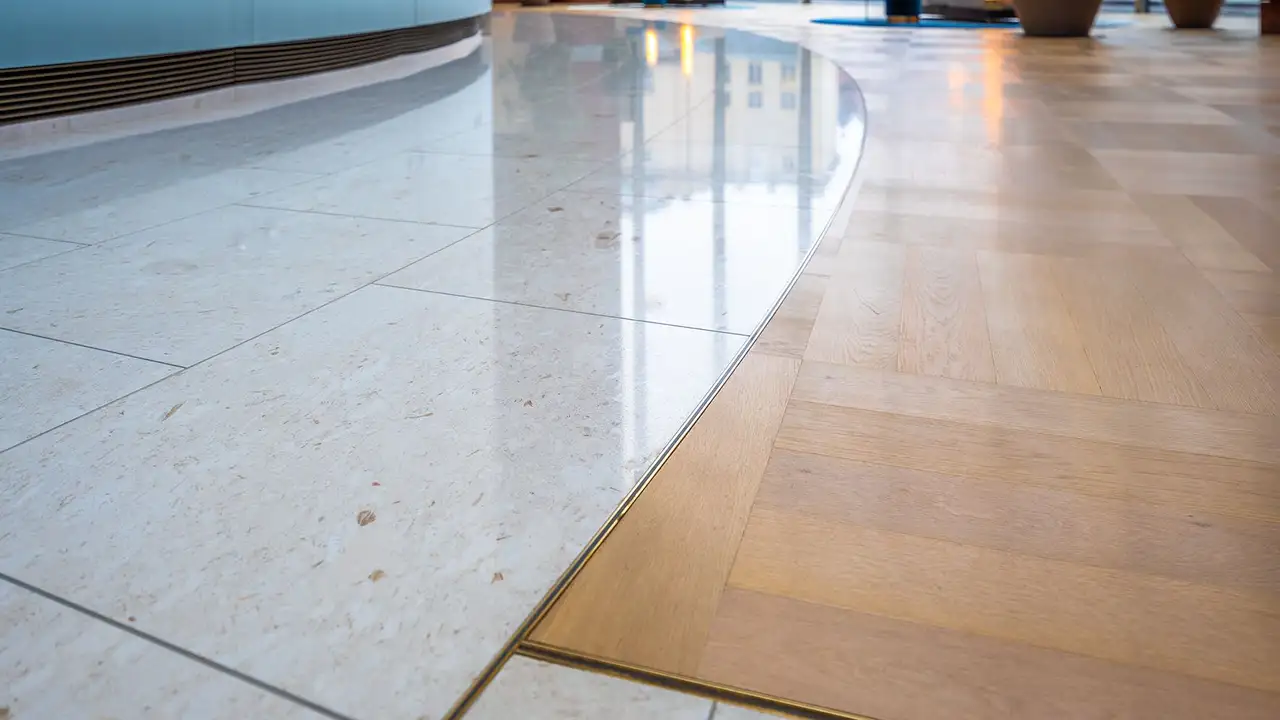 Interni della Messeturm di Francoforte con pietra naturale e parquet