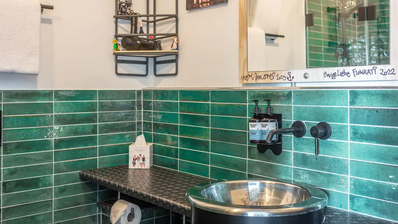 Rivestimento in ceramica delimitato con Schlüter-QUADEC-E nel bagno di una camera dell'hotel.