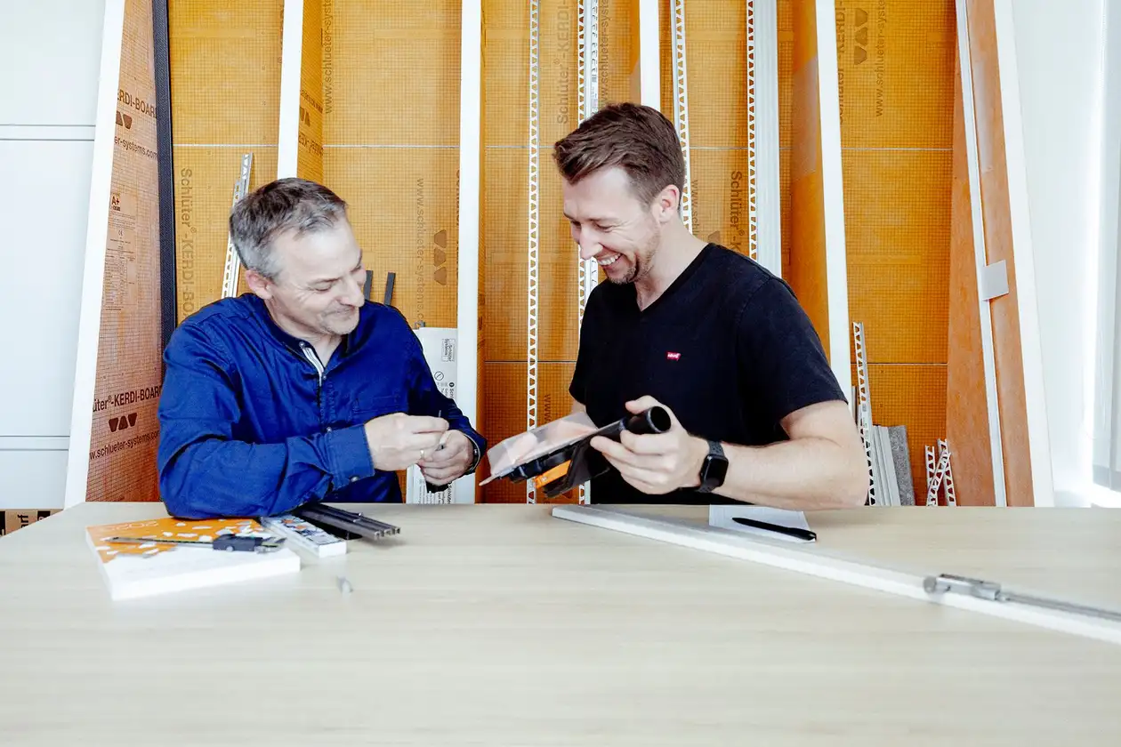 Twee mannelijke collega's voeren een gesprek over producten