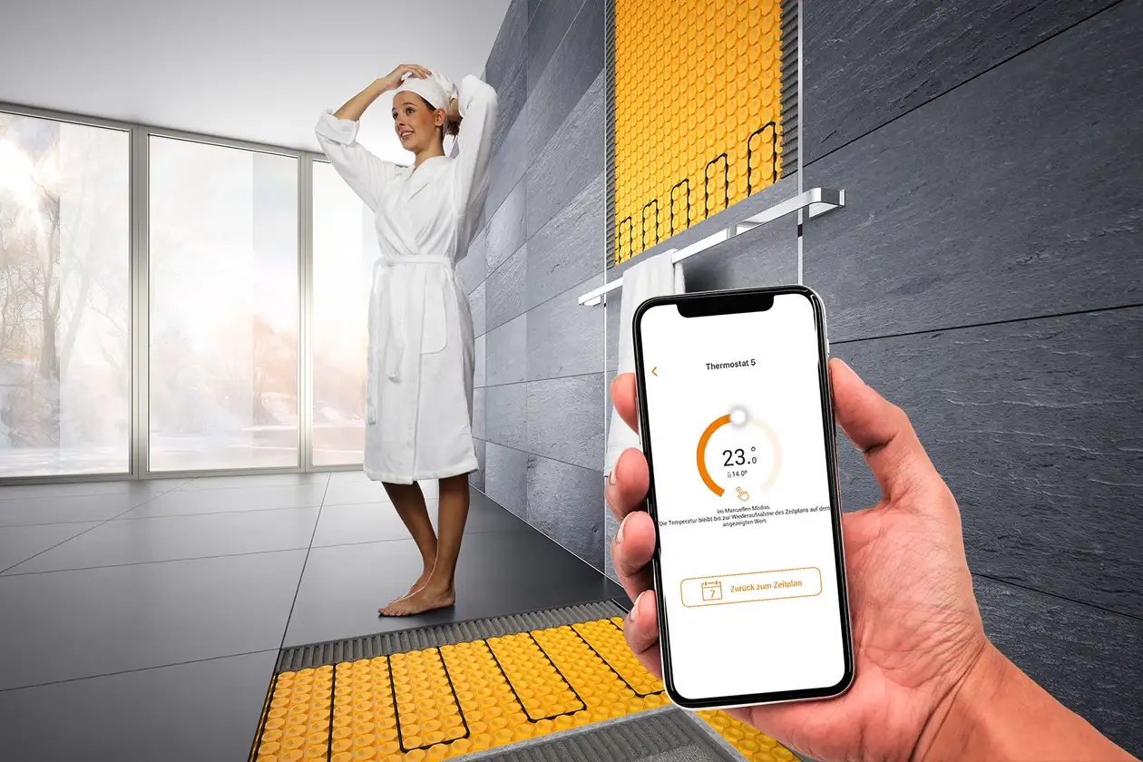 Met DITRA-HEAT-E verwarmde badkamer, gestuurd via de app