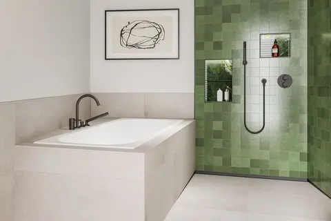 Aanzicht van een douche- en badkamergedeelte in een barrièrevrije badkamer met inloopdouche.