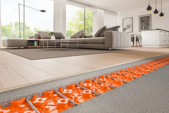 Vloeropbouw in de woonkamer met de watergedragen vloerverwarming Schlüter-BEKOTEC-THERM.