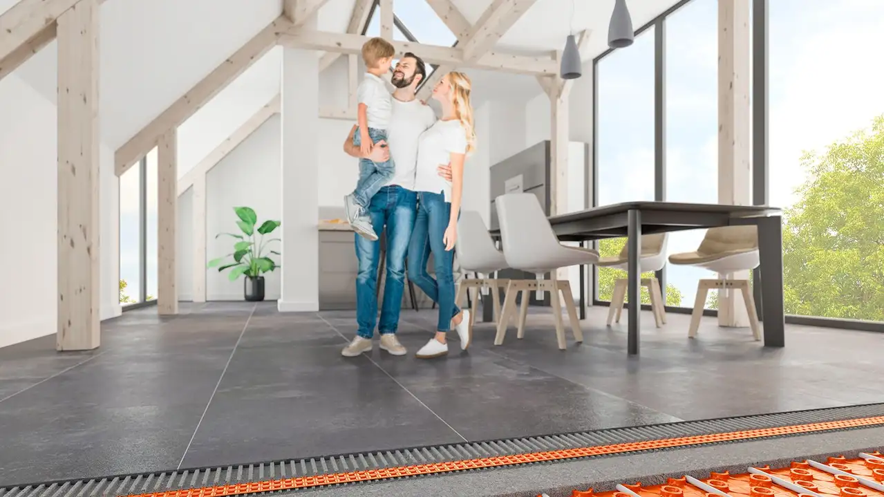 Vader met kind op de arm en moeder op betegelde dakverdieping, op de voorgrond oppervlakteverwarming BEKOTEC-THERM in doorsnede