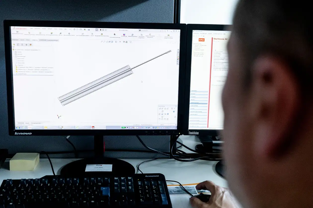 Man kijkt naar monitor met producttekening.