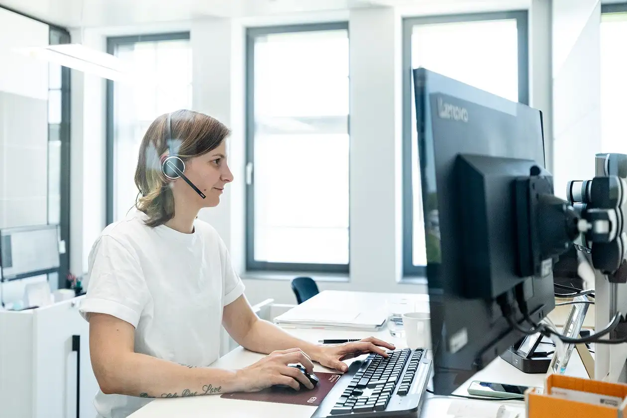 Jonge vrouw leert en werkt aan de computer