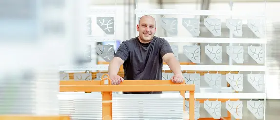 Man in coatinginstallatie voor profielen