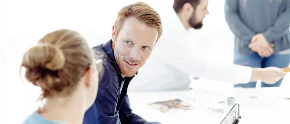 Gemengd team bij een vergadering.