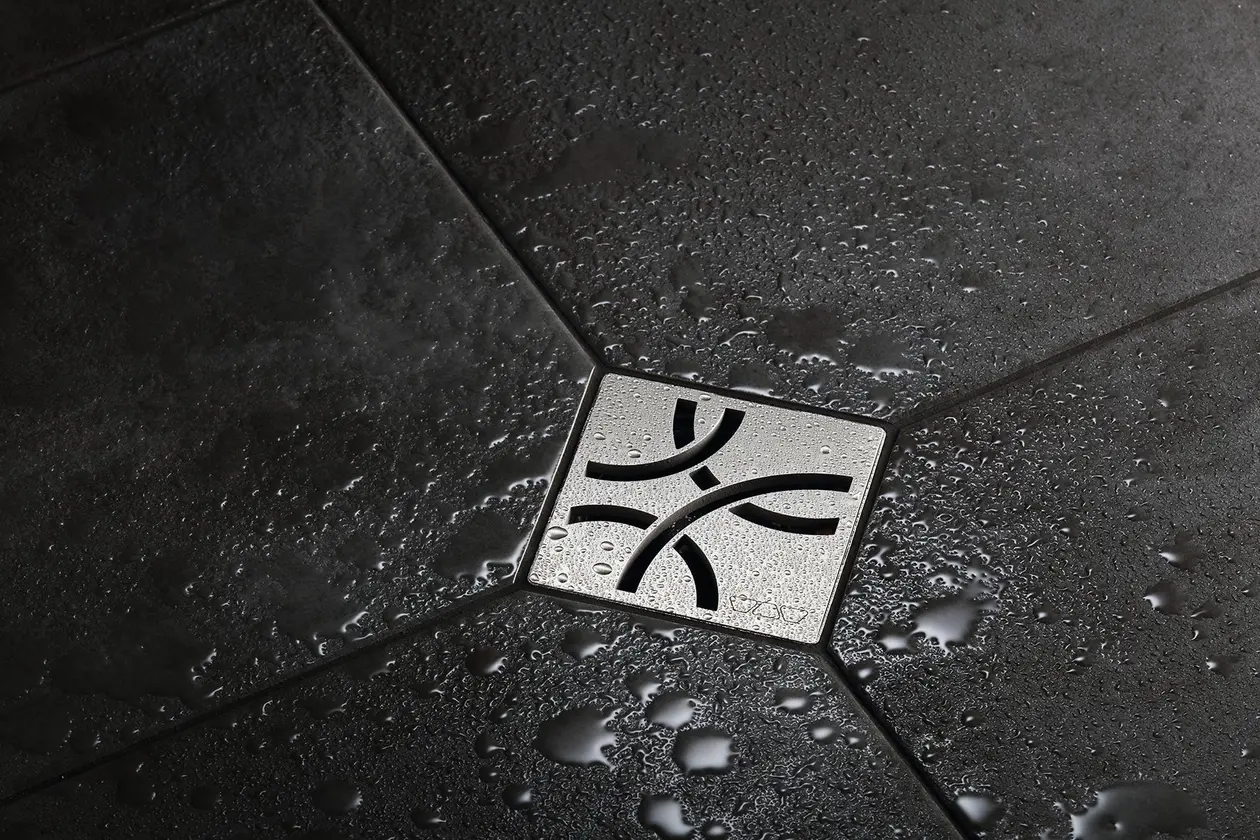 Inloopdouche met het afwateringsprofiel Schl&uuml;ter-KERDI-DRAIN in de designvariant CURVE.