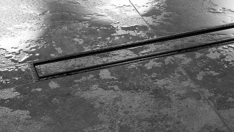 Antraciet betegelde douche met KERDI-LINE douchegoot