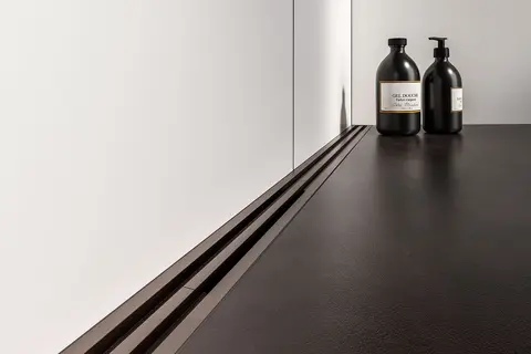 Weergave van een Schlüter-KERDI-LINE-VARIO-douchegoot in het WAVE-design