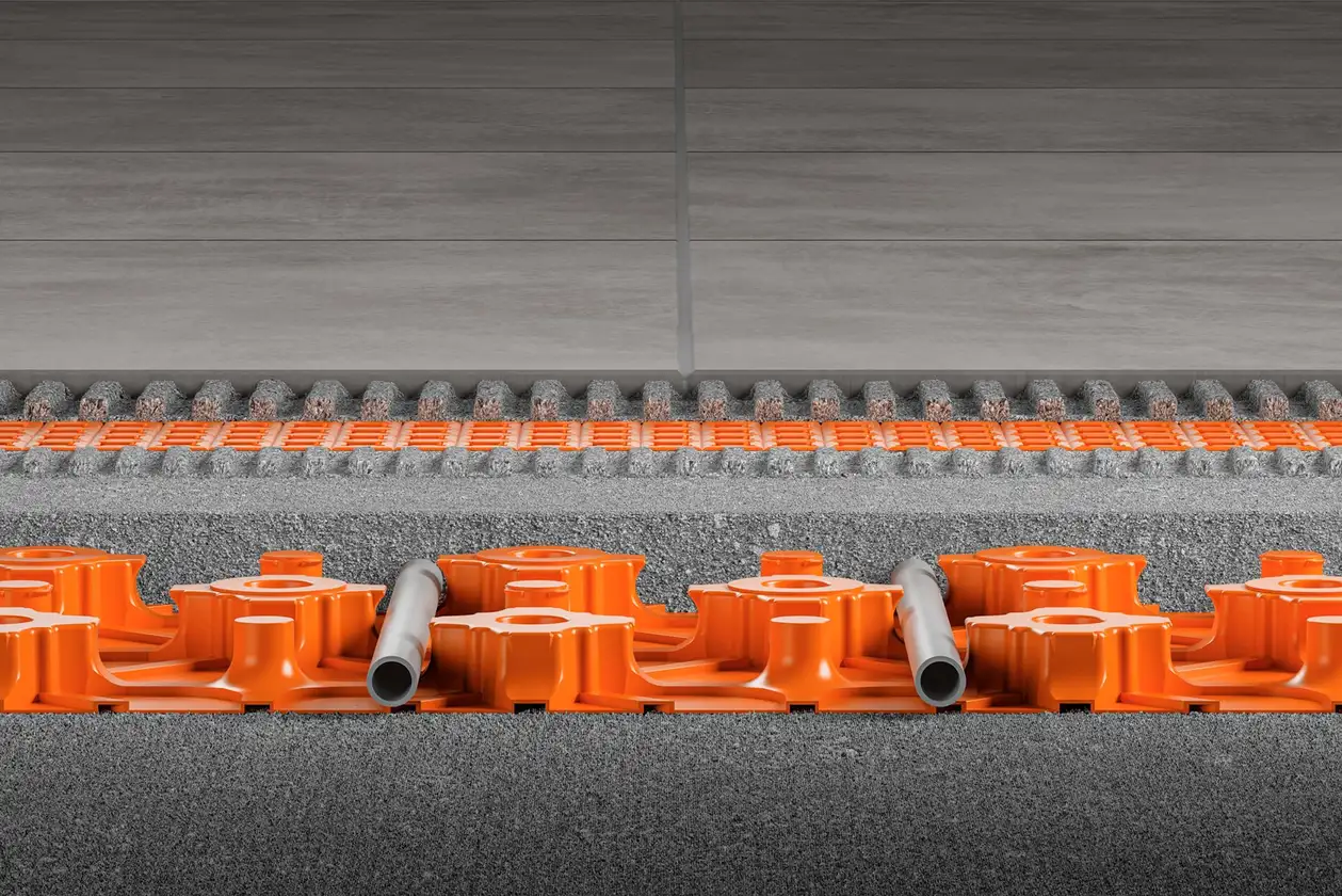 Laagopbouw van de Schlüter-BEKOTEC-EN-F-dekvloernoppenplaat met steengrijze, keramische bedekking