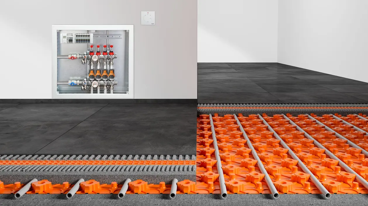 Betegelde ruimte met dwarsdoorsnede door de vloeropbouw inclusief vloerverwarming en verdeler aan de wand