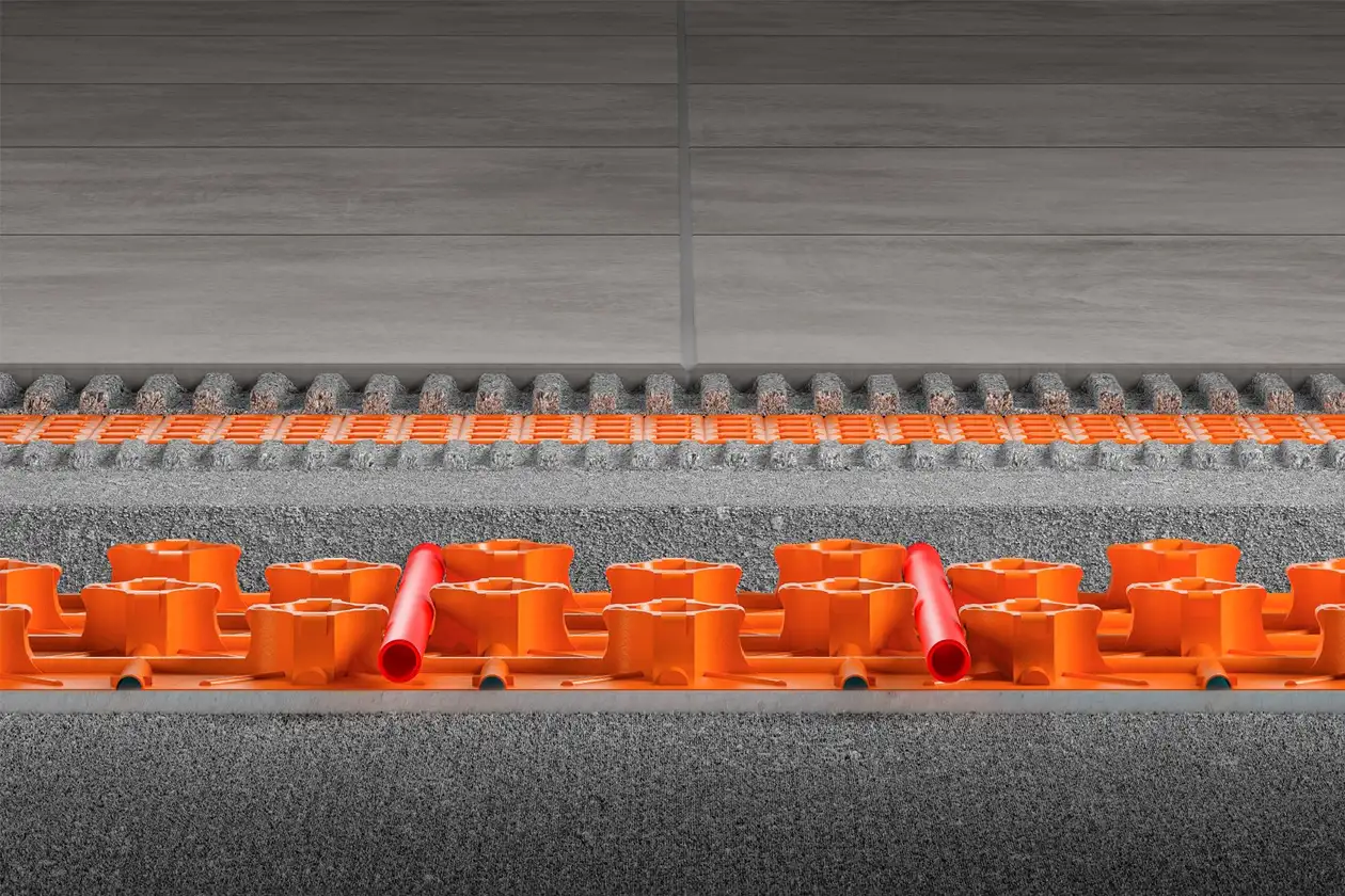 Laagopbouw van de Schlüter-BEKOTEC-EN-FTS-dekvloernoppenplaat met steengrijze, keramische bedekking