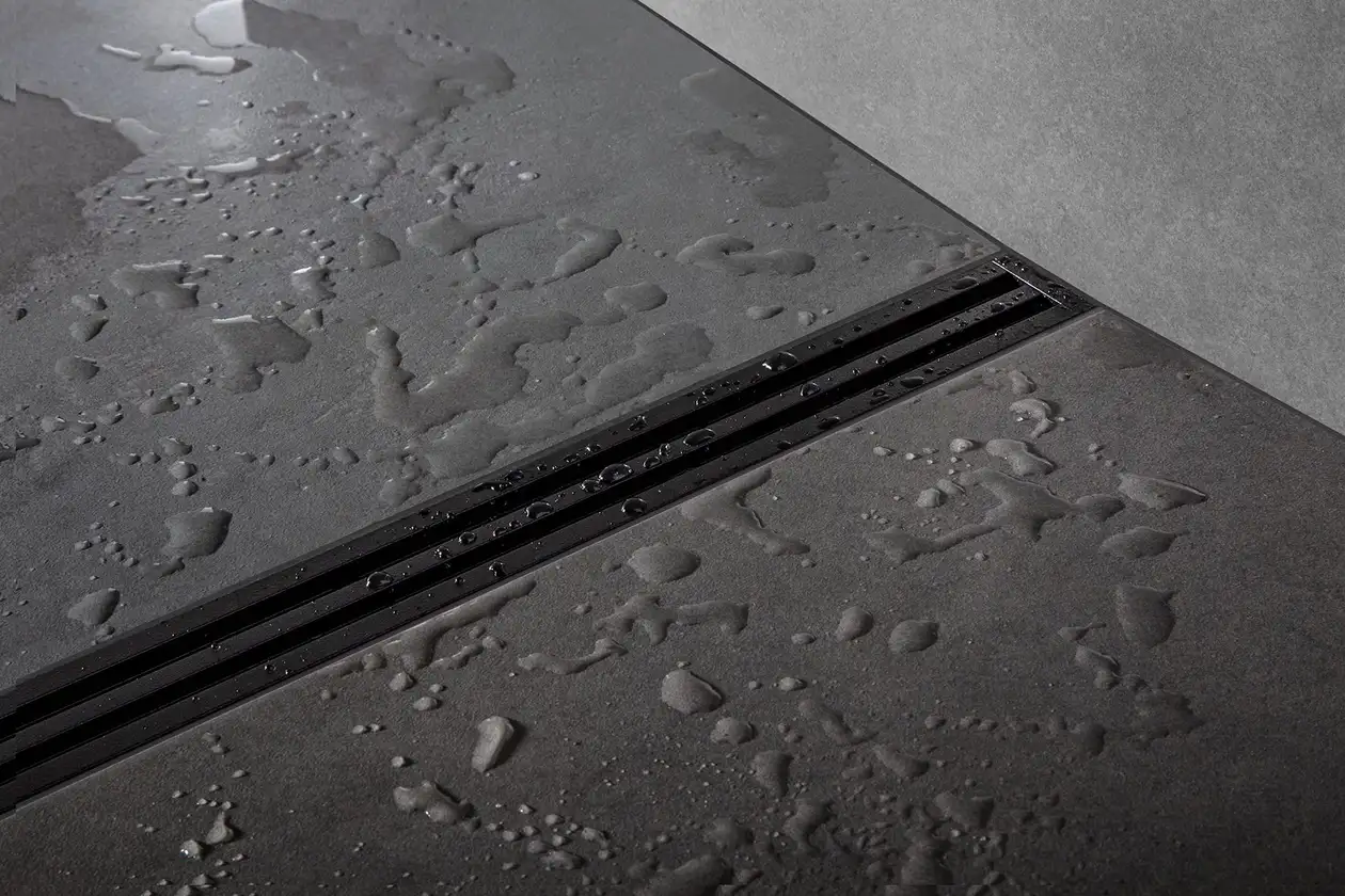 Schlüter-KERDI-LINE-VARIO WAVE is een W-vormig afwateringsprofiel als douchegoot voor inloopdouches.